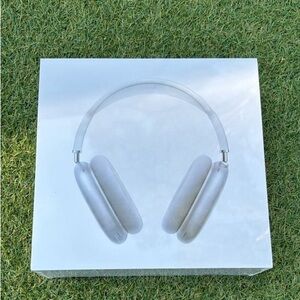 White AirPod pro max